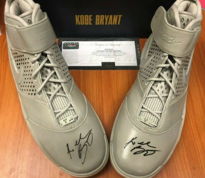 Kobe Bryant Autographed shoes NIKE KOBE ZOOM II